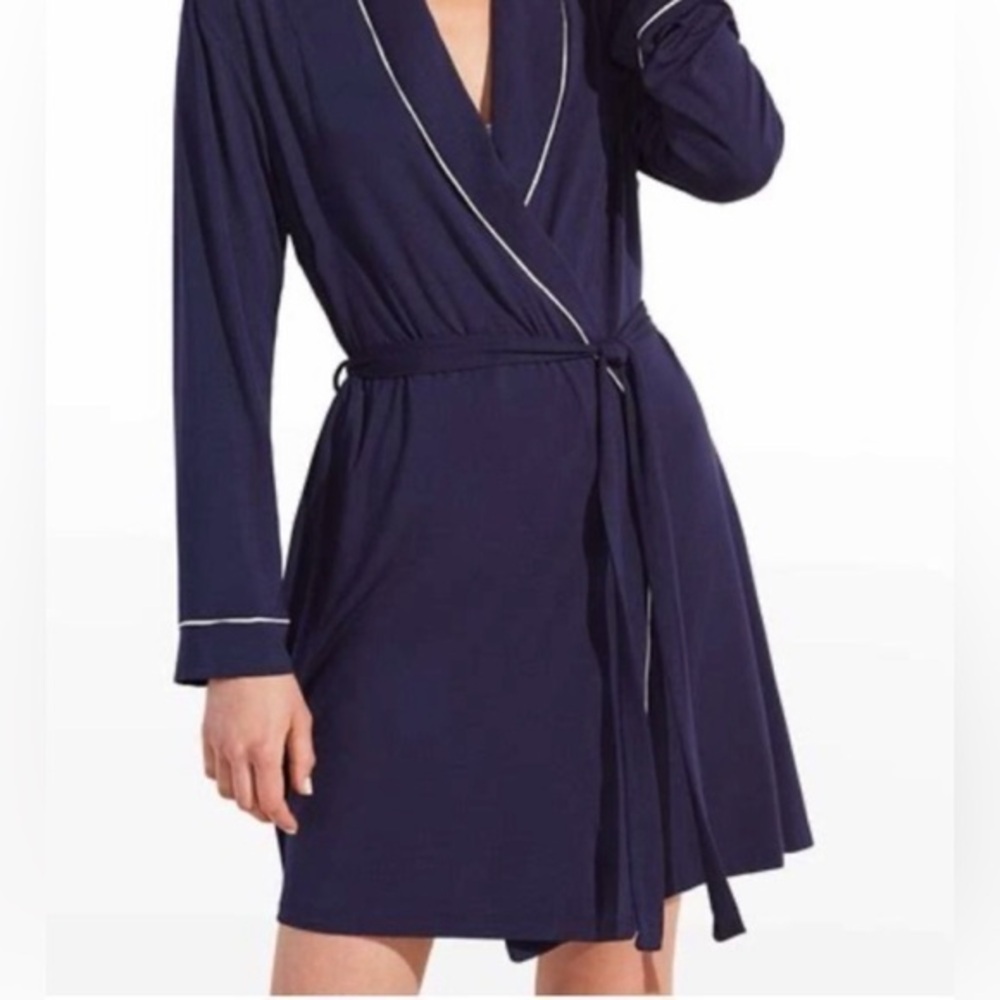 Eberjey navy robe with white piping and pockets! EUC size small
